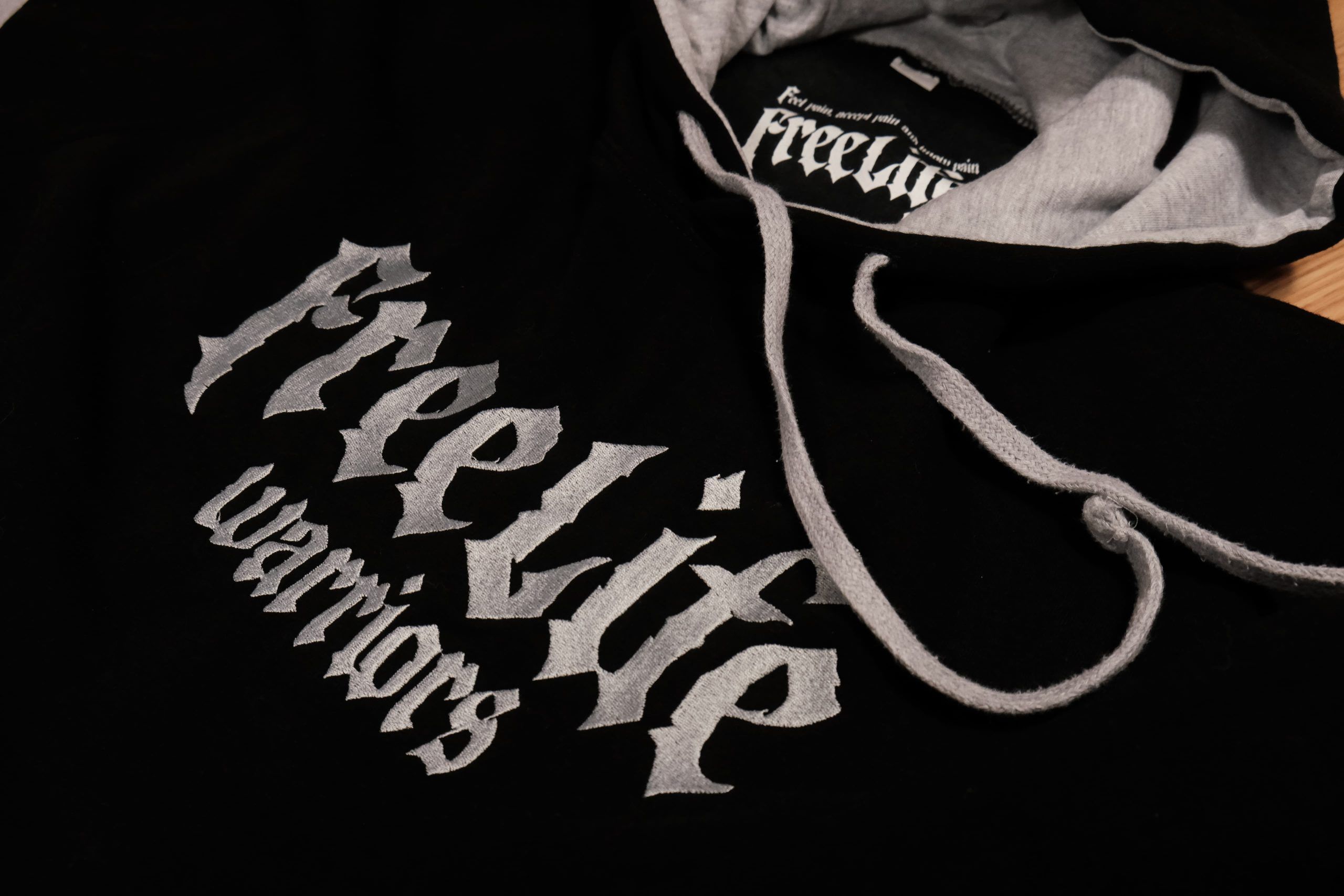 Sudadera FreeLife "Ringed Warriors" - Negra Con Capucha - Imagen 6