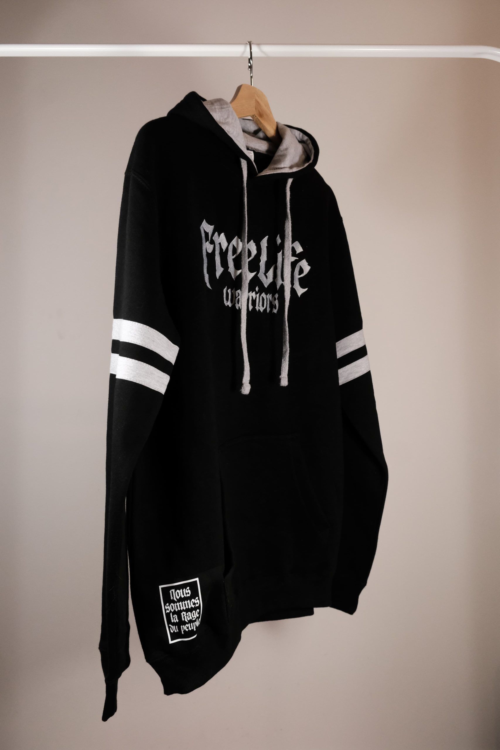 Sudadera FreeLife "Ringed Warriors" - Negra Con Capucha - Imagen 4