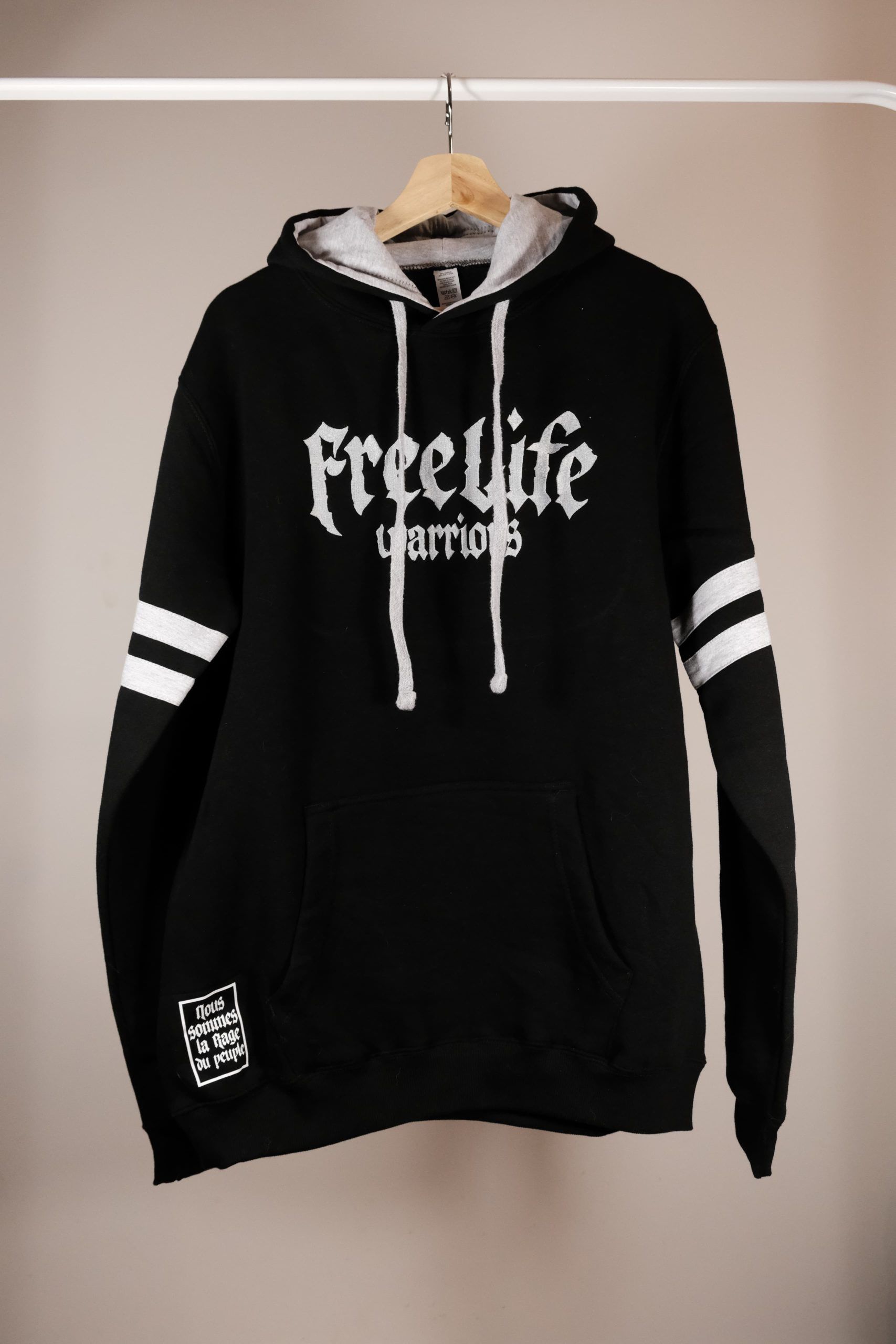 Sudadera FreeLife "Ringed Warriors" - Negra Con Capucha - Imagen 3