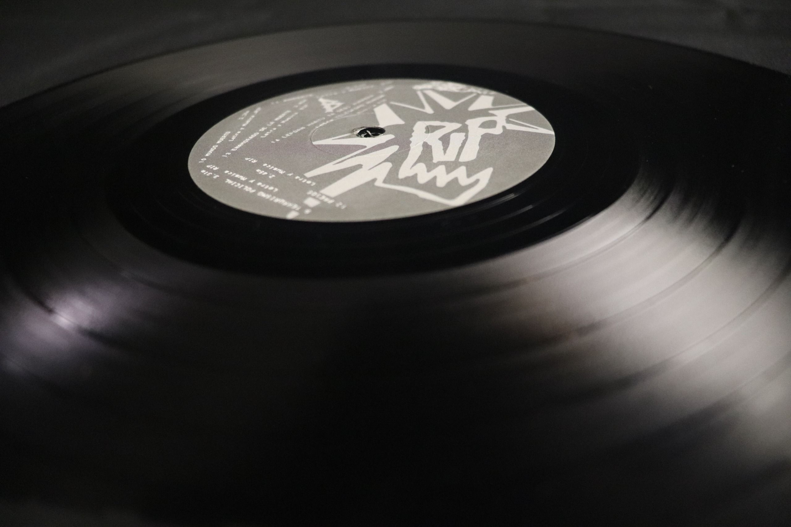 RIP "No Te Muevas!" - Vinilo Negro, Reedición oficial 2026 - Imagen 7